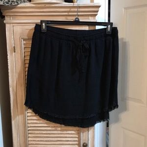 Umgee linen skirt with elastic waist, frayed shirttail hem